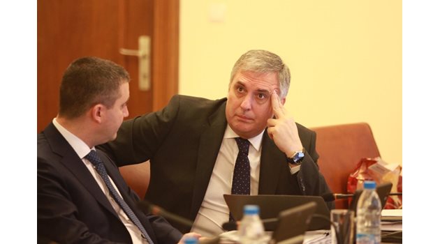 Вицепремиерът Ивайло Калфин разговаря с финансовия министър Владислав Горанов на правителствено заседание. Социалният министър ще внесе промените в пенсионните наредби в МС до края на месеца.