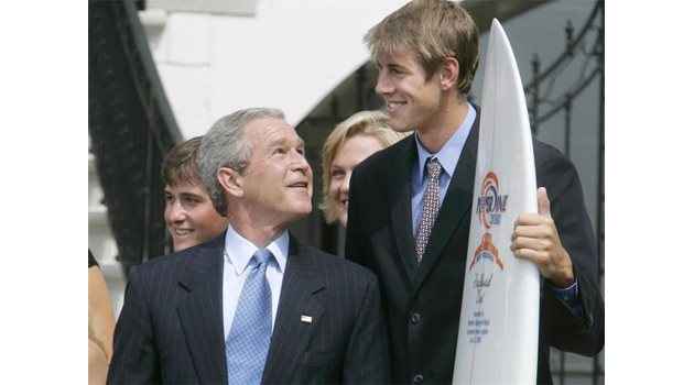 ЧЕСТ: Шон връчва "Сърф 1" на президента Буш.
СНИМКА: REUTERS
