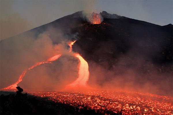 Вулканът Етна на остров Сицилия изригва. СНИМКИ: РОЙТЕРС И УИКИПЕДИЯ