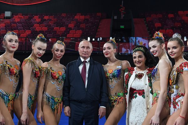 Владимир Путин с ансамбъла на Русия, разбит от България на олимпиадата.