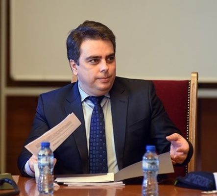 Вицепремиерът и министър на финансите Асен Василев присъства в залата на обсъжданията. СНИМКА: АРХИВ
