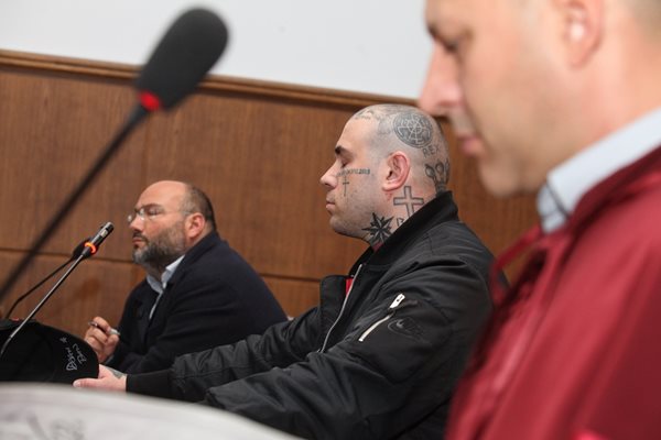 Семерджиев с адвоката си (вляво) и прокурор Чавдар Железчев (вдясно). Снимка: Юлиян Савчев