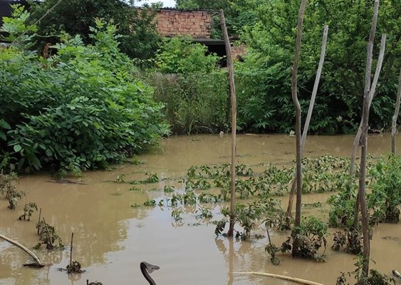 В засегнатите от водната стихия села вече пристигна тежка техника