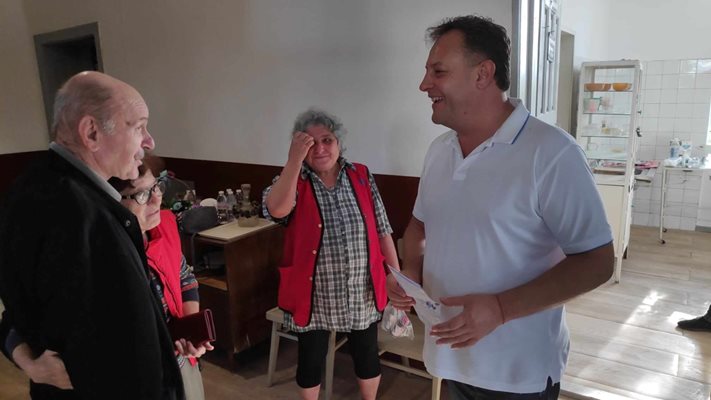 Хората от Ветринци насърчиха Даниел Панов,  доволни, че могат да проверят здравето си