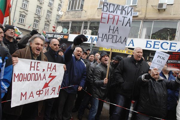 Назначението на Каратиста 
 скандализира протестиращите