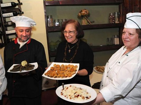 Готвачът Харотюн Тутян - Арто,
певицата Стефка Оникян и готвачката Лариса Мирзоян (от ляво на дясно) показват арменски деликатеси.
СНИМКИ: БУЛФОТО