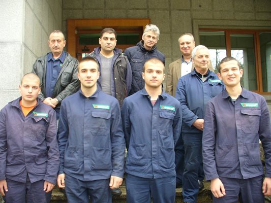 Ученици от гимназия "Иван Хаджиенов" със свои наставници в "Арсенал". На втория ред вдясно е ръководителят "Техническо развитие" на фирмата Владимир Чучумишев, който отговаря за дуалното обучение.