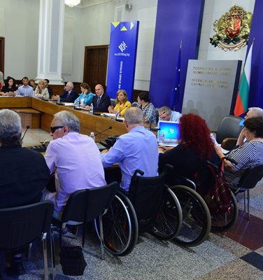 Националният съвет за хора с увреждания отхвърли проектозакона за личната помощ.  СНИМКА: ЙОРДАН СИМЕОНОВ