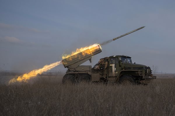 Украински военни изстрелват ракета край Донецк.
СНИМКА: РОЙТЕРС