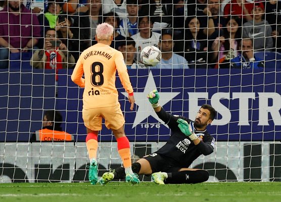 Вратарят на "Еспаньол" Фернандо Пачеко спасява удар на Антоан Гризман ("Атлетико") в мач от Ла Лига в Барселона, завършил 3:3. Снимка: Ройтерс