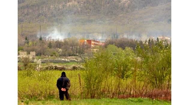 Гъсти пушеци се издигат над площадката на оръжейницата край село Иганово след взрива през 2015 г.