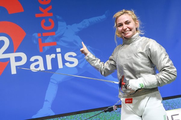 Йоана Илиева сочи към надписа Paris, след като е завоювала олимпийската квота.