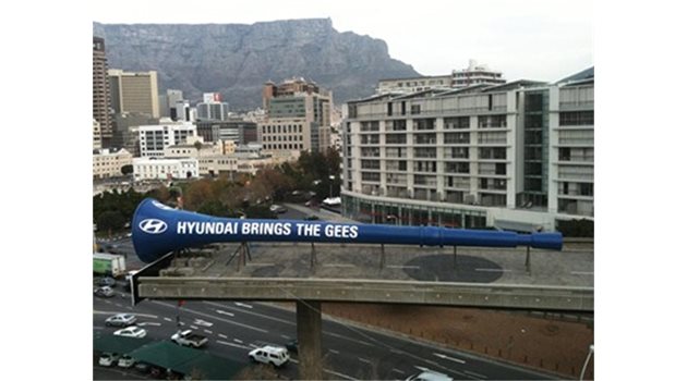 КОЛОСАЛНО: Вувузела 35 метра е окичена на мост в Кейптаун.