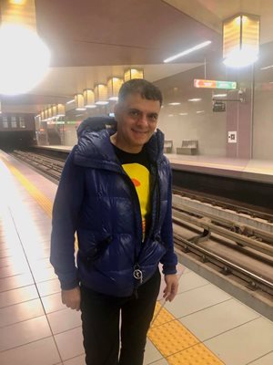 Васко се снима за спомен в метрото