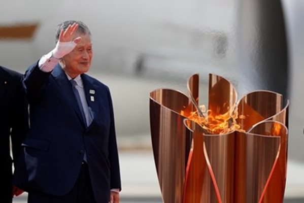Президентът на организационния комитет на олимпийските игри в Токио Йоширо Мори пръв свали олимпийския огън на японска земя. СНИМКА: Ройтерс