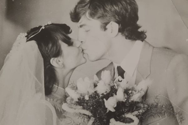 11 декември 1983 г. - сватбена целувка на Наско и Илияна