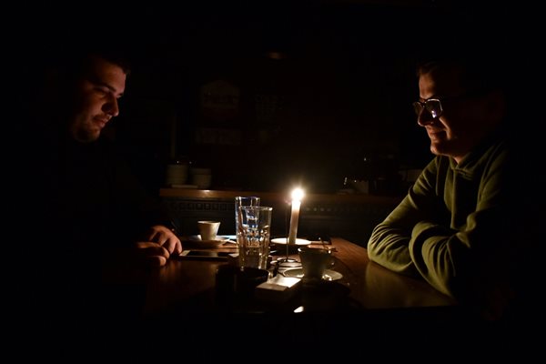 Косовари пият кафе в бар по време на кризата с тока в Прищина през декември  миналата година.