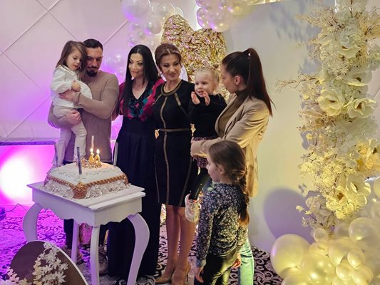 Илияна Раева на 60-ия си рожден ден с двете си дъщери и внуците
СНИМКА: Найден Тодоров