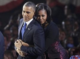 Мишел Обама е прегърнала съпруга си, след като той спечели втори президентски мандат.