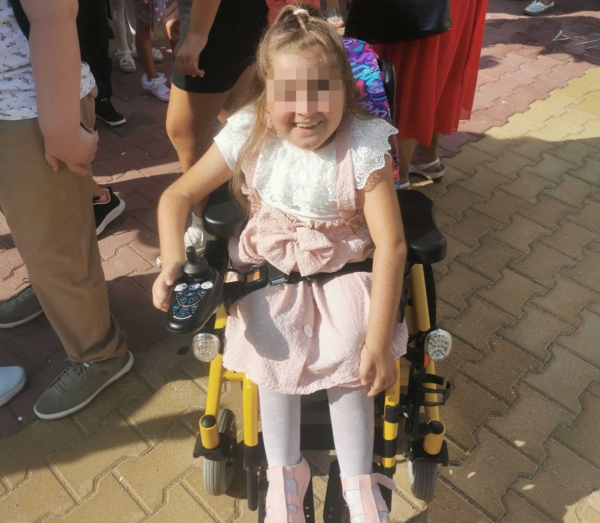 Емили от Казанлък се придвижва вече с
инвалидна количка, която сама управлява