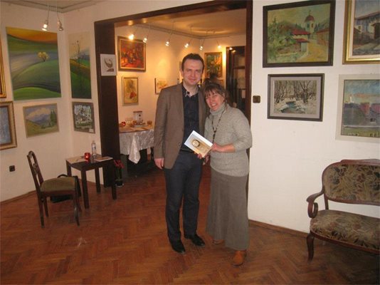 На премиерата на книжката в галерия-музей "Класика" заедно с управителката й Виолета Панайотова.
