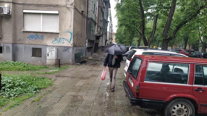 Пловдивчанин минава с чадър по улица "Младежка".
