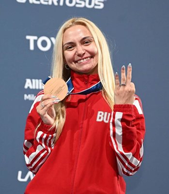 Йоана с бронзовия медал от световното първенство през 2023 г. - първи за България от 36 г.