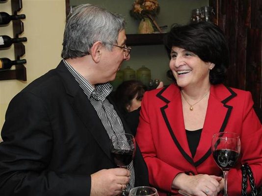 Хайгашод Агасян развеселява шефката на ДСК Виолина Маринова, която е арменка по майчина линия.
