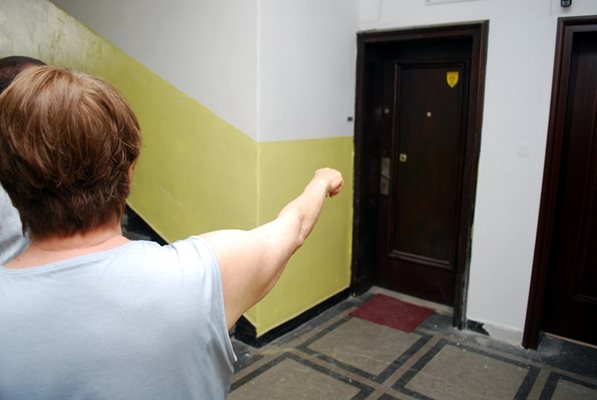 Жена показва къде Петър Филипов е стрелял по съседката си