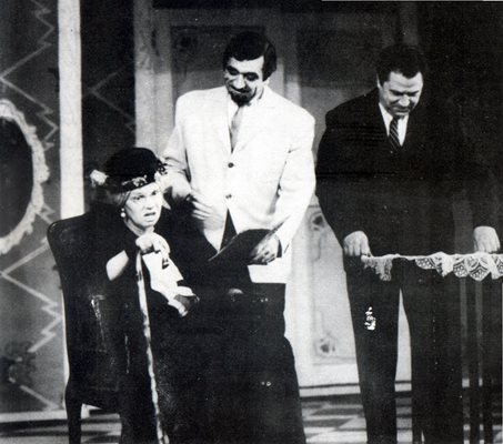 В коронната си роля на баба Гицка с Георги Парцалев и Георги Калоянчев (вдясно)