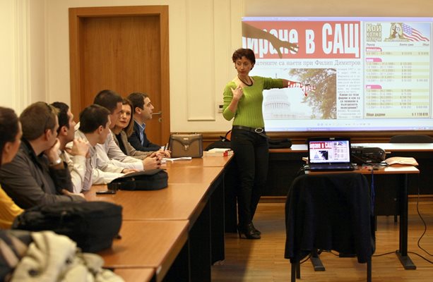 Алексения Димитрова обучава млади журналисти в редакцията на “24 часа”.