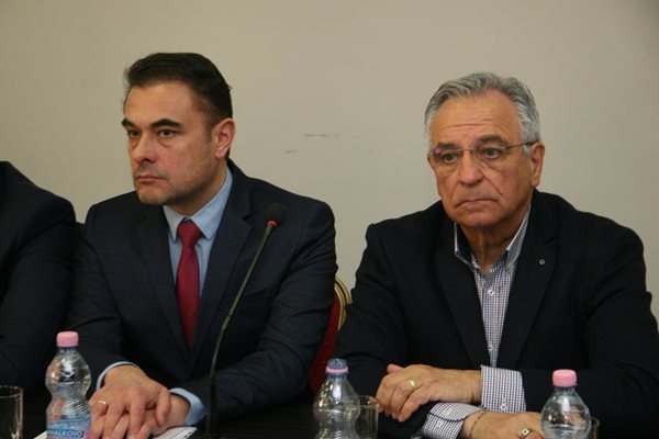 Зам.-кметът Пламен Райчев (lвляво) спасил 38 млн. лева.