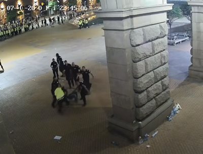 На кадрите се вижда как полицаи влачат, удрят с палки и дори хвърлят задържан върху други арестувани. Те са заснети от камера на НСО, разположена на фасатата на Министерския съвет.