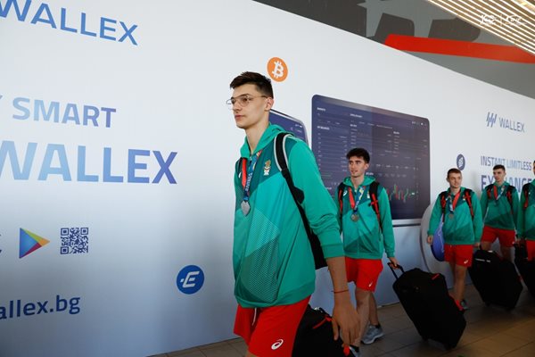 Алекс Николов и съотборниците му пристигат на летището в София. Снимка и видеа: фейсбук на федерацията