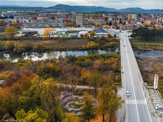 Река Росица, която е ляв приток на Янтра, преминава през града.