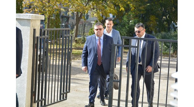 Главният прокурор Сотир Цацаров (вляво) и вътрешният министър Младен Маринов пристигнаха в Русе, за да координират разследването.