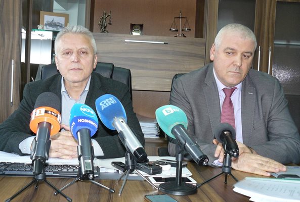 Окръжният прокурор Валентин Вълков (вляво) и Ивайло Спиридонов, шеф на ГДБОП, обявиха разкритите схеми и арестите.  СНИМКА: АВТОРЪТ