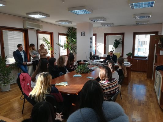 Районният прокурор на Бургас Иван Кирков посрещна учениците в кабинета си.