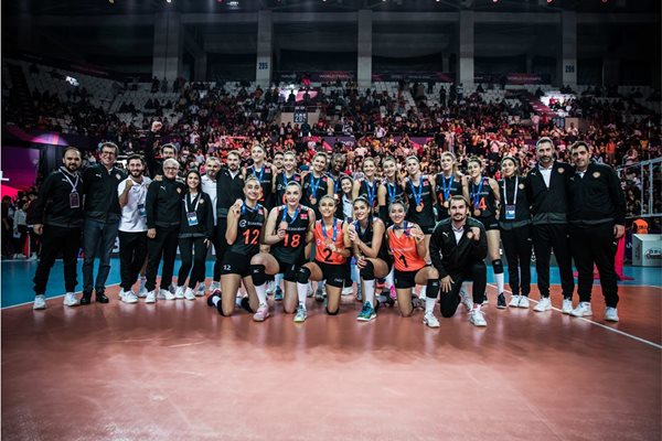 Тимът на "Еджзаджъбашъ Дайнавит" (Истанбул) позира след поредния спечелен трофей.