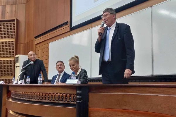 Министър Георги Глушков приветства студентите и преподавателите.