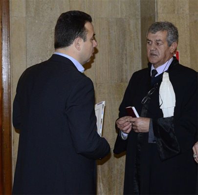 Адвокатите Валентин Калчев(вдясно) и Петър Димитров.  Мандов поиска от съдебната охрана да не бъде сниман.
