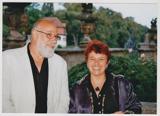 Със съпруга си Владимир Зарев, известен писател и главен редактор на списание "Съвременник"