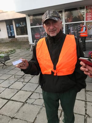 Димитър Бухлев показва билетът, с който удостоверява при спиране за проверка от контролните органи, че не е бракониер
