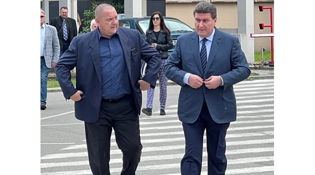 Бившият шеф на „Лукойл” Валентин Златев (lдясно) се явява на разпит в Софийска градска прокуратурата.
Снимка: Димитър Абрашев/БТА (БТ)