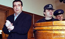 Убиецът на Карамански пред съда:
Свалете ми белезниците моментално, за да си отида