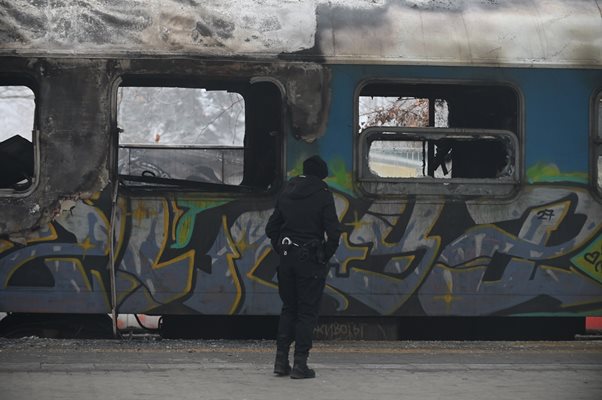 Четирима души загинаха в пожара, пламнал във вагона на Централна гара в София.