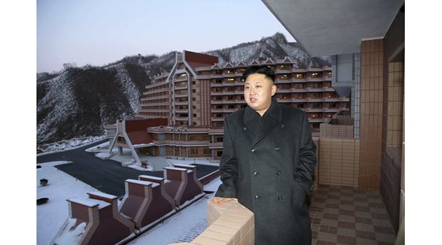 Ким Чен Ун през 2013 г. пред хотел в луксозен ски курорт.