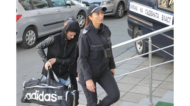 Диана пристигна в Бургаския апелативен съд със сак. Тя поиска домашен арест, но я оставиха зад решетките. Снимка:Елена Фотева