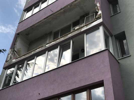 Пострадалата от взрива тераса е на третия етаж в жилищния блок.