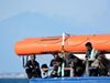 Италия отново блокира хуманитарен кораб с 48 мигранти